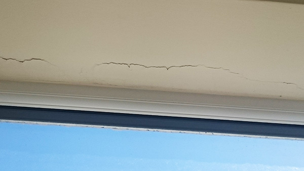 こういう割れ目が天井や壁に発生しております。
